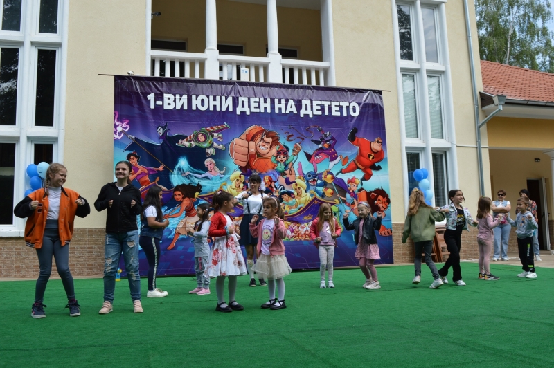 Децата на Вършец отпразнуваха 1 юни със забавно детско шоу /снимки/