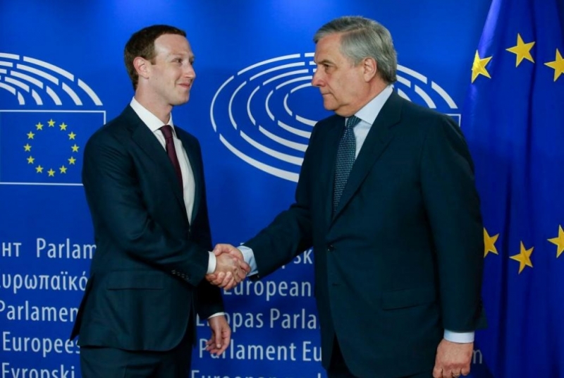 Изпълнителният директор на Фейсбук Марк Зукърбърг говори пред представители на