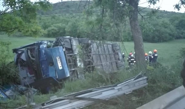 Бус пълен с работници катастрофира във Видинско линейка ги кара