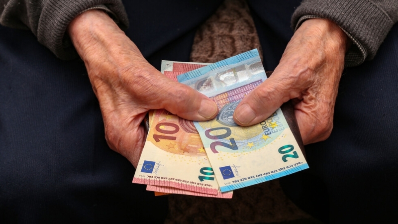 Кога започва изплащането на пенсиите за април и на великденските добавки