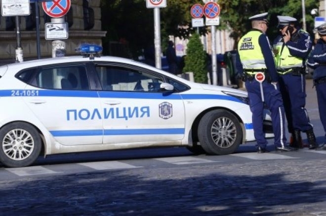 При акция: Откриха голямо количество контрабанден тютюн и наркотици в Лом, двама са задържани