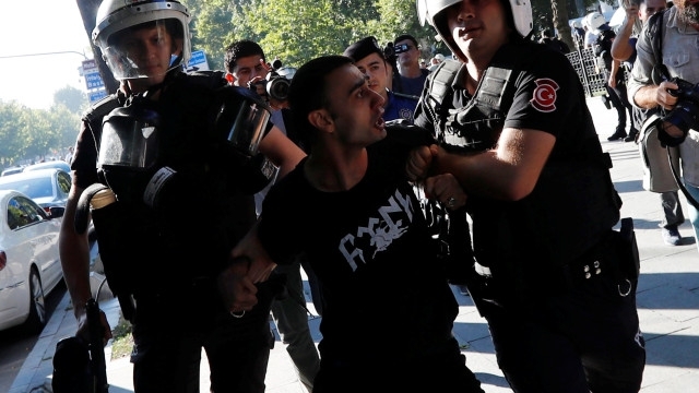 Турската полиция използва сълзотворен газ за да разпръсне протест на
