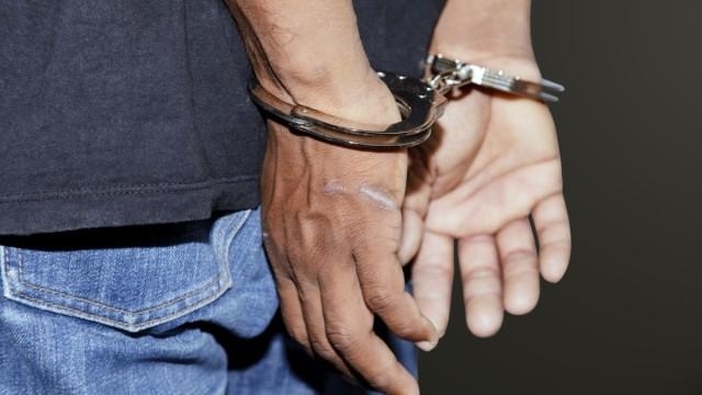 30-годишен потроши автомобили пред жилищен блок във Видин