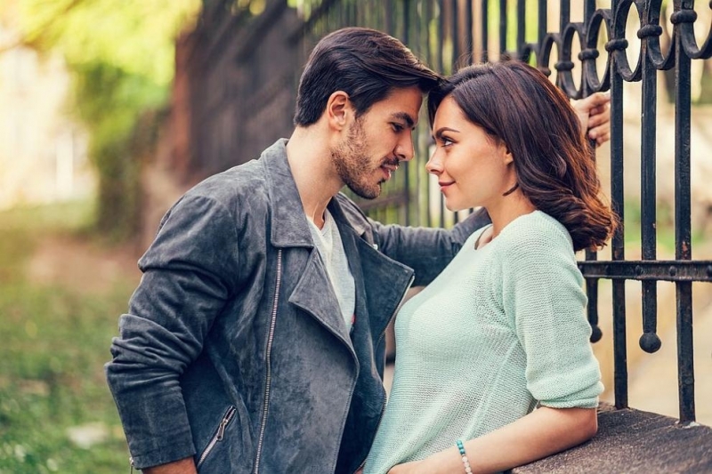 Две трети от любовните връзки възникват между приятели сочат данните