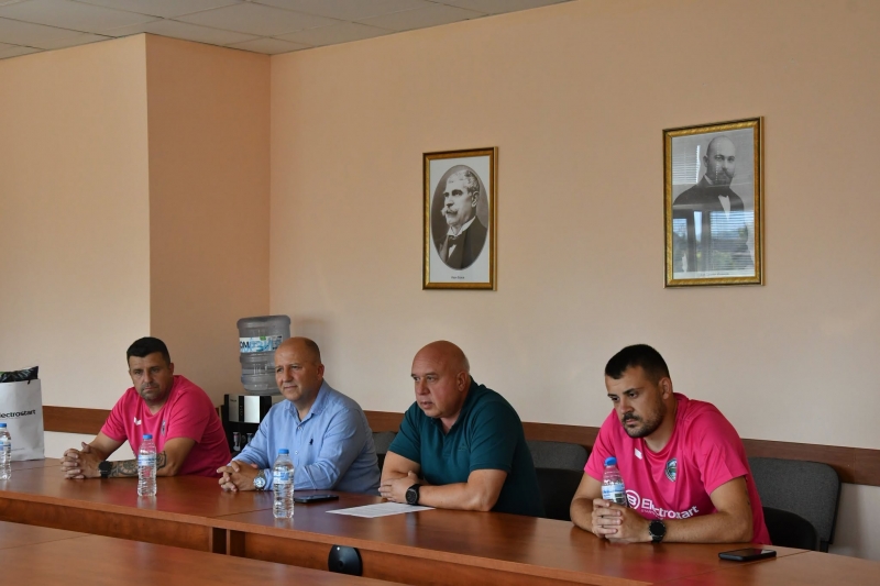 Над 12 отбора взимат участие в детския футболен турнир OLYMPIA JUNIOR CUP II във Вършец /снимки/