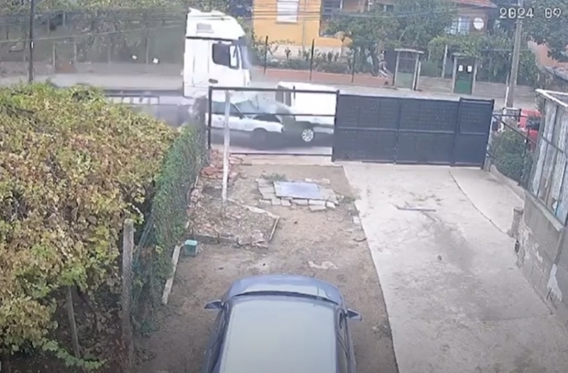 Агенция BulNews се сдоби с ексклузивно видео как ТИР помете