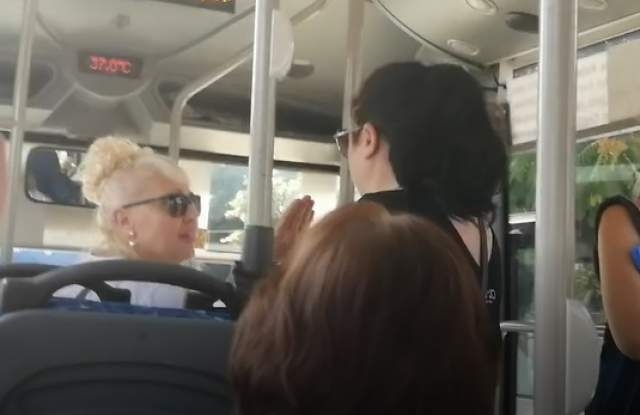 На срамен скандал между люта контрольорка и пътничка в градски