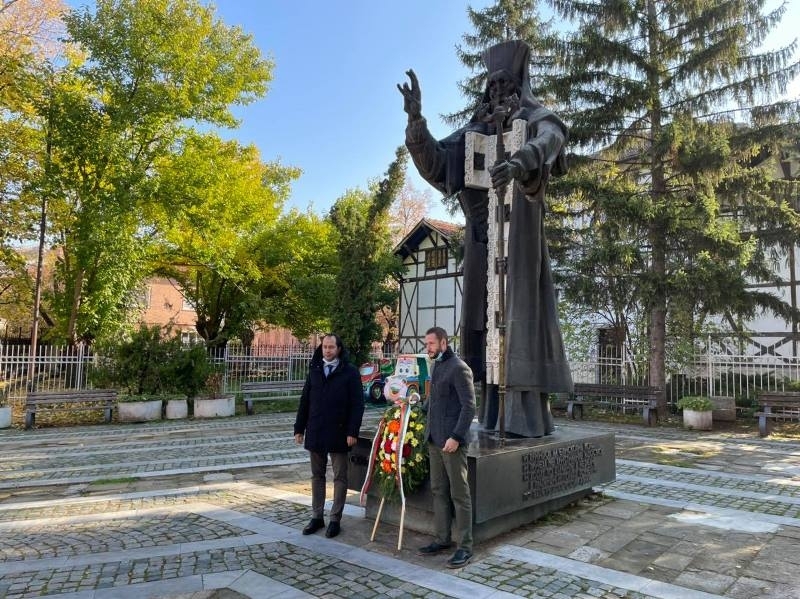 В знак на признателност пред паметника на Св Софроний Врачански