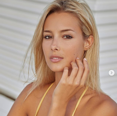 Виктория Варга определено знае как да подклажда мъжките фантазии Приятелката