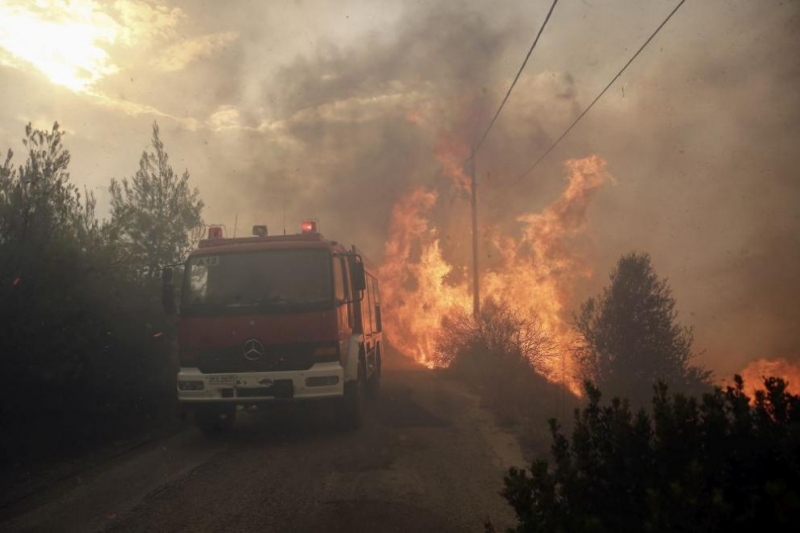 Продължава потушаването на пожара на Пелопонес Заради огнената стихия бяха евакуирани много