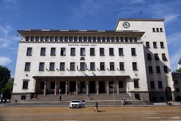 Броят на кредитите на нефинансовите финансовите предприятия и домакинствата и