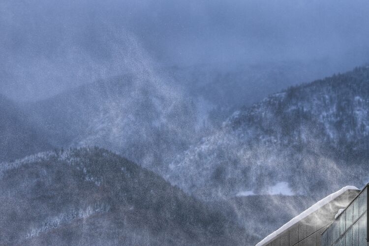 Във високите части на планините е мъгливо и ветровито Това съобщиха от Планинската