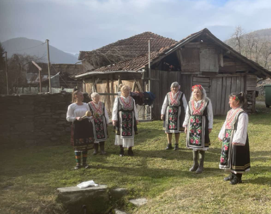 На Бабинден: Мият очите на майките с кладенчова вода в Дълги дел