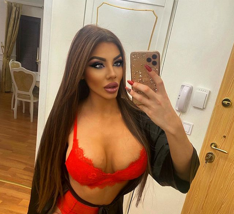 Плеймейтката Михаела Стоичкова не си гyби времето със снежната обстановка