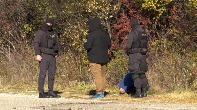 Полицията задържа поредна група нелегални мигранти в центъра на Карлово В
