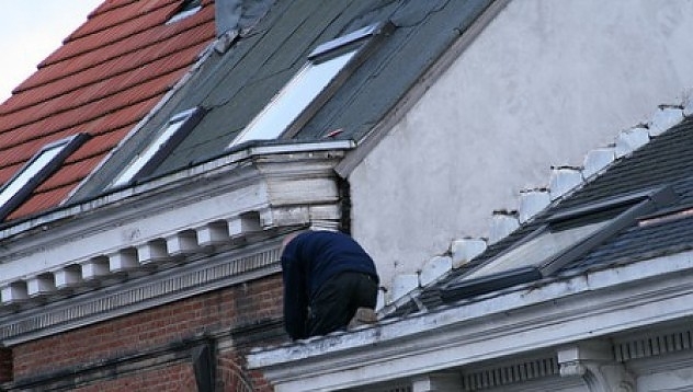 Неизвестен е влязъл през покрива на къща в белослатинското село