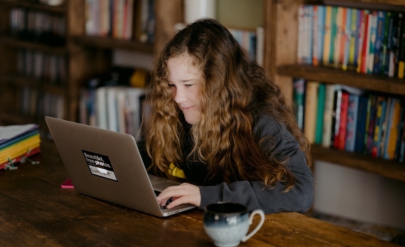 25 таблета и 41 лаптопа с били дарени на ученици