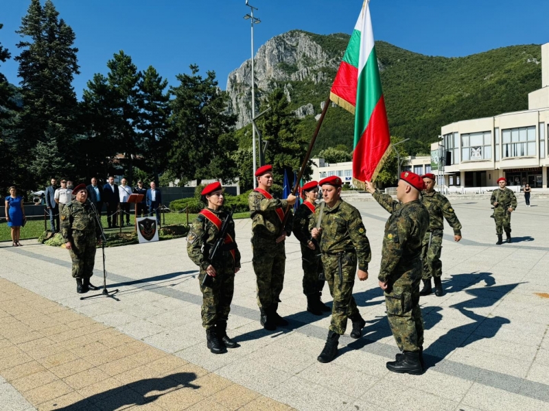 На тържествена церемония 13 новоназначени войници във Военно формирование 54