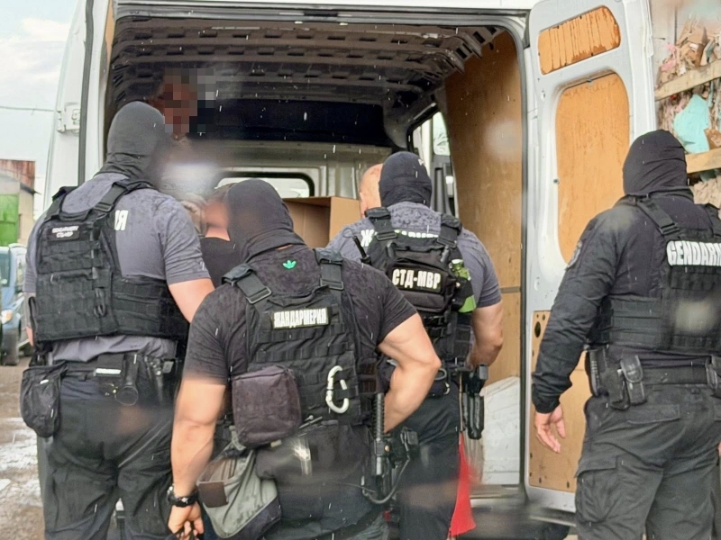 По време на спецоперацията на ДАНС и ГДБОП: Задържани са 4 мъже, разбита е база за наркотици /снимки/