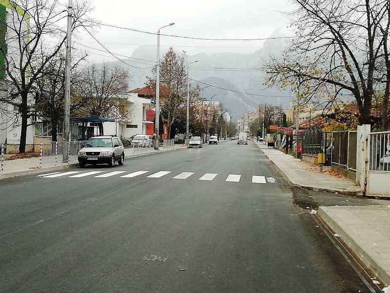 Започна полагането на хоризонтална маркировка по основни пътни артерии във Враца Поставянето което