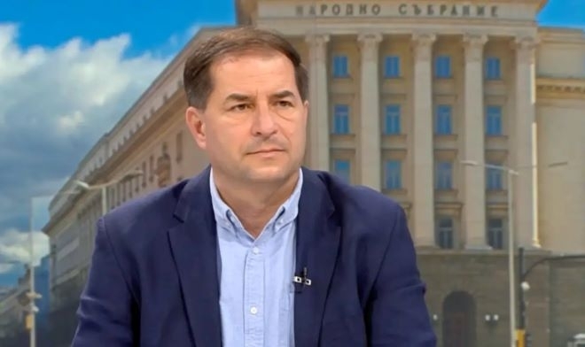 Доц. Борислав Цеков: Радев наруши баланса на властите, през втория си мандат той води политика на квазипартия