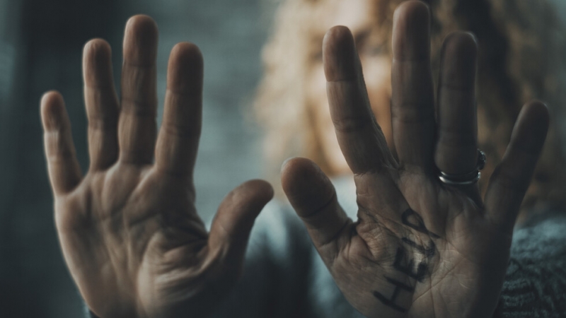 51 годишен мъж е обвинен в побой над 75 годишната си майка