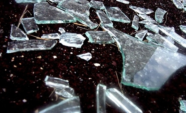 Полицията издирва вандал потрошил стъклата на къща в Берковско съобщиха