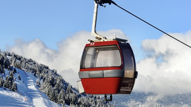 Мъж е изпочупил две от кабинките на въжения лифт в