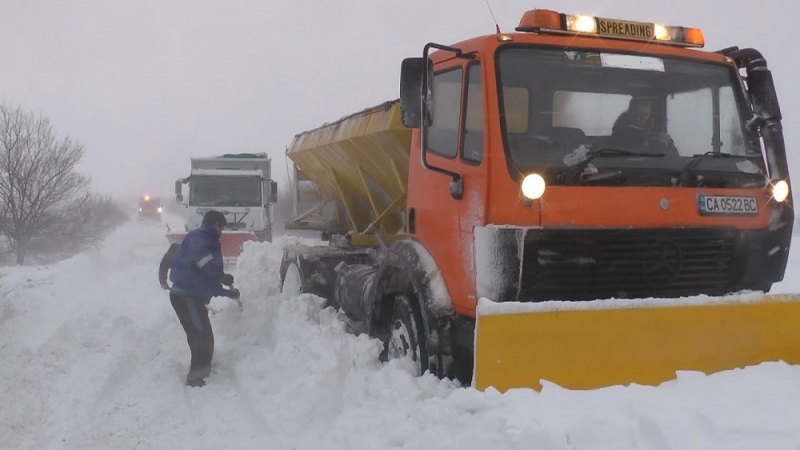 Поради обилен снеговалеж снегонавявания и снегопочистване временно се ограничава движението