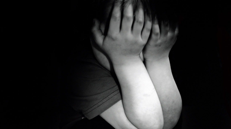 Заловиха възрастен мъж  свалил си бельото пред деца на детска площадка до