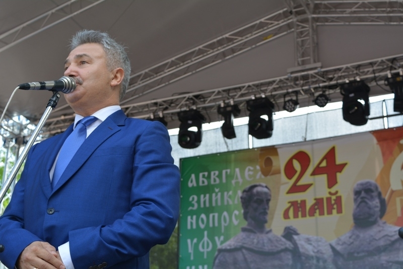 Стотици граждани на Монтана излязоха днес да видят дефилиращите деца