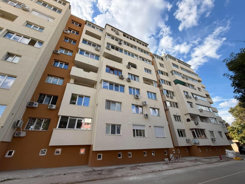 Кой ще почисти? Живущи в новосаниран блок във Враца изреваха от мизерия, завещана им от работниците /снимки/