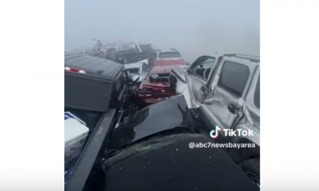 Най малко седем души загинаха в голяма верижна катастрофа при която