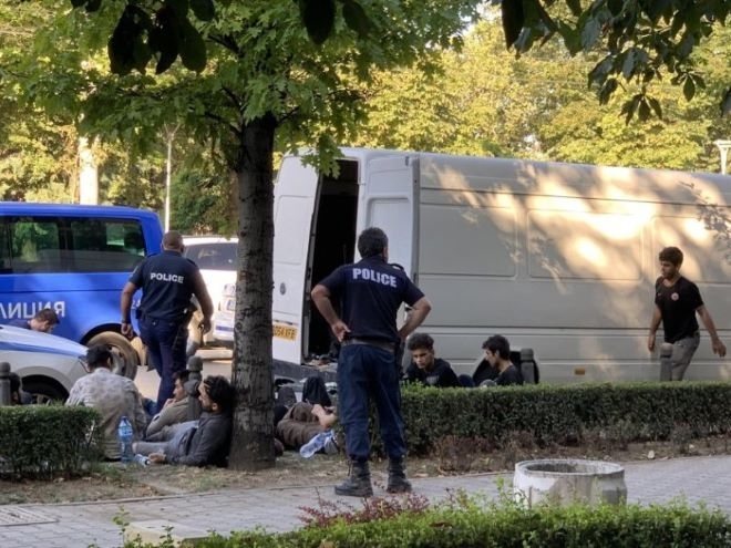 Приеха в три различни болници шестнадесет от мъжете, открити в бус в София