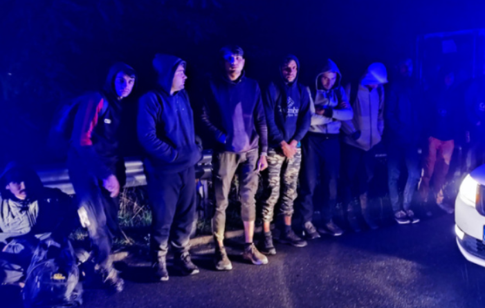 Задържаха нелегални мигранти край Казанлък Близо 20 души са се