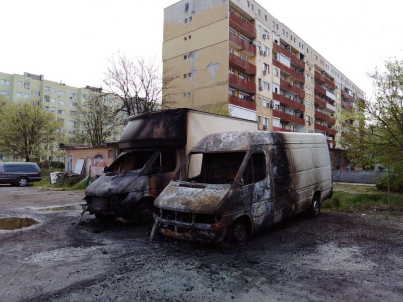 Две коли и два буса изгоряха при голям пожар в Монтана, полицията нищи случая
