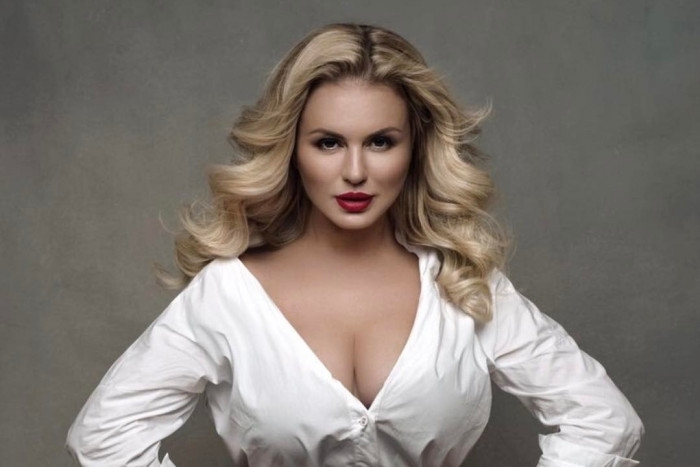 Интернет гръмна от горещите снимки на певицата Анна Семенович които