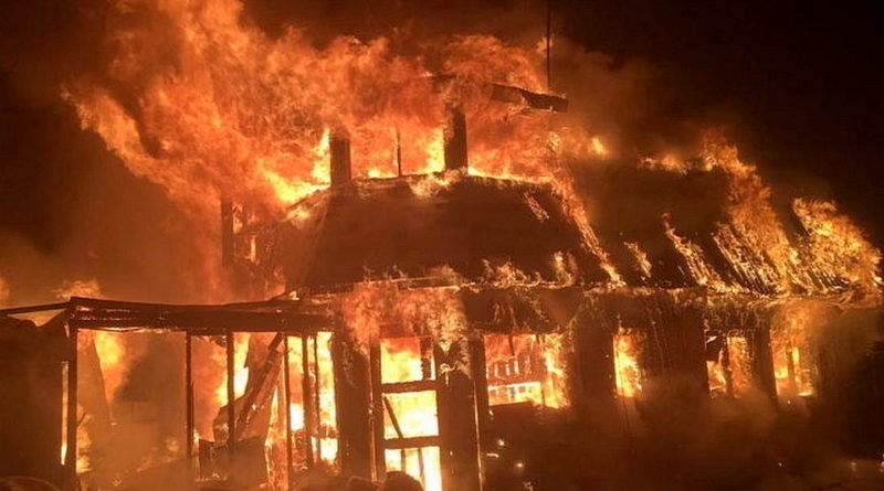 Пожарникари потушиха пламъци в постройка в Ломско съобщиха от полицията