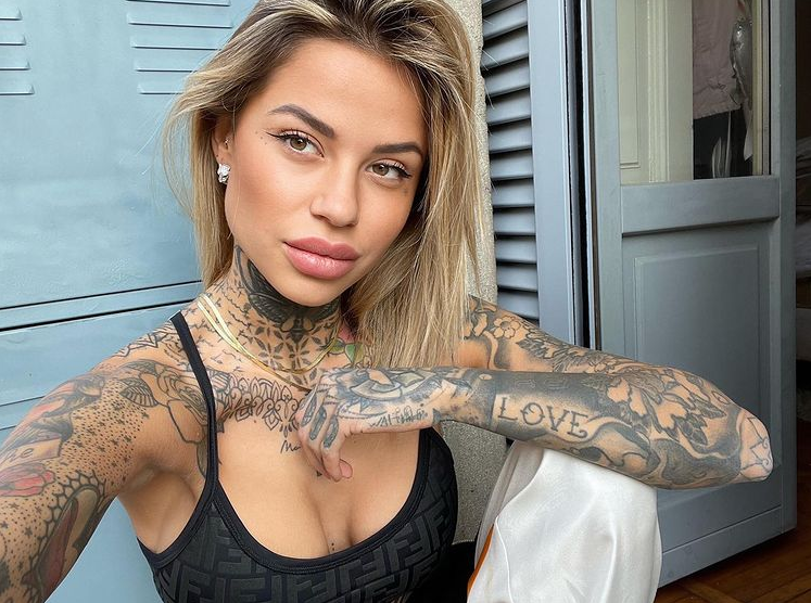 Известната моделка Зоуи Кристофоли е изрисувана като картина Все пак