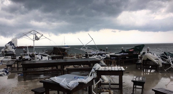 Силна буря удари каварненското село Българево За кратко край брега