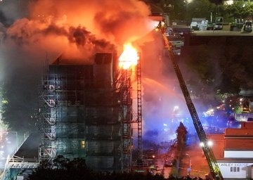 Повече от 100 души бяха евакуирани от жилищен блок в