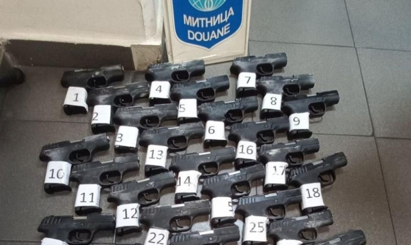 Митническите служители откриха 35 контрабандни пистолета и четири празни пълнителя