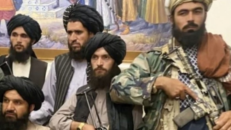 Часове след новината за бягството на афганистанския президент Ашраф Гани