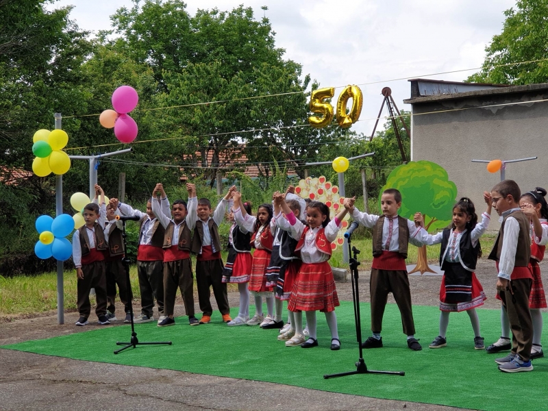 Децата и педагогическия колектив на детската градина Тошка Петрова в