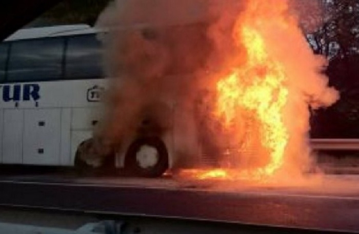 Автобус с 40 пътници се запали в движение в южния