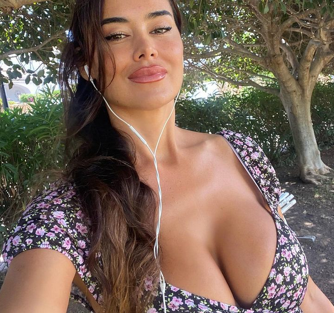 Разкрепостената Ева Падлок отново напомни за себе си публикувайки неприлични