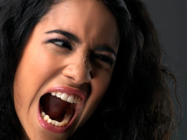 Разярена жена напсувала солидно униформени получи условна присъда от четири