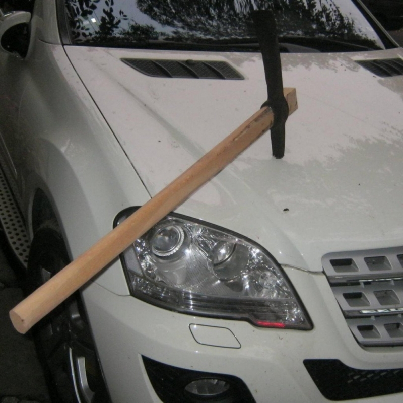 Кирки били забити в капаците на две коли в Монтана