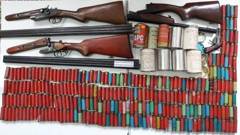 Полицаи откриха цял арсенал боеприпаси след тараш на къща в