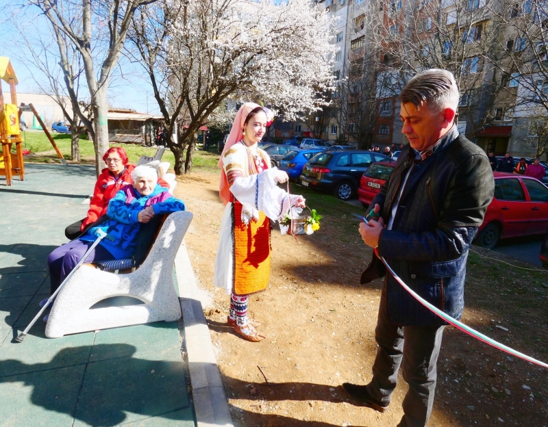 Обновиха квартал в Лом, кметът д-р Георги Гаврилов зарадва децата с подаръци /снимки/
